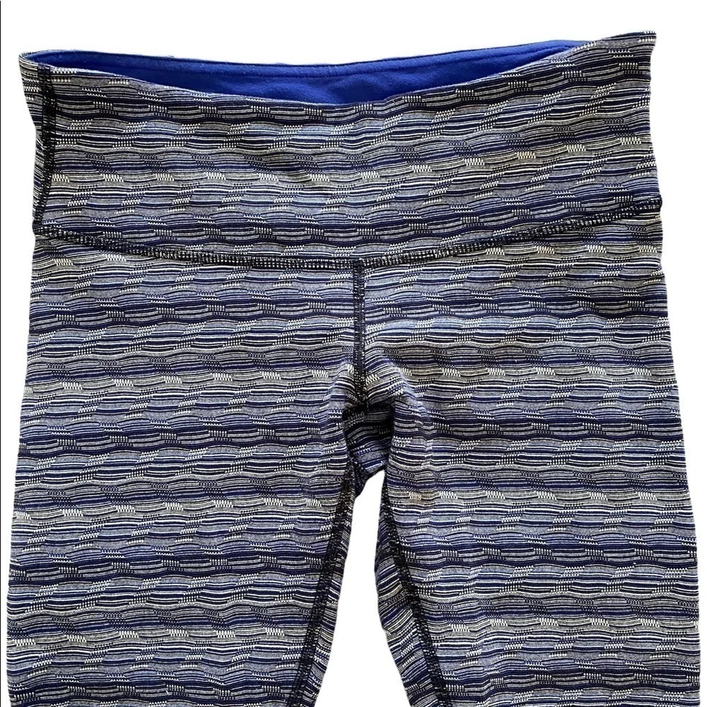 LULULEMON Athleta Capri Leggings Navy Blue Pattern Women Size 6 Comfy!